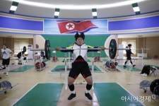 [포토]북한 역도전용경기장서 연습하는 유동현 선수 - 아시아경제