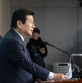 [포토] 한국당 원내대표 출마 선언하는 강석호 - 아시아경제 [포토] 한국당 원내대표 출마 선언하는 강석호