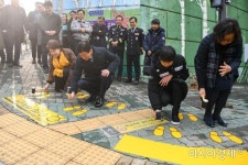 [포토]초등학교 앞 건널목 노란발자국 스티커 다지는 진영 장관 - 아시아경제