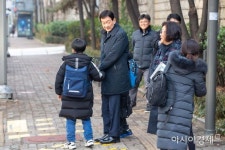 [포토]어린이 하굣길 안내하는 진영 장관