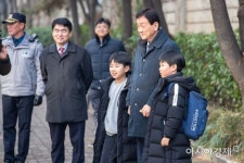 [포토]초등학생들과 사진촬영하는 진영 장관