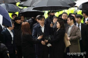 [포토]포토라인 들어서는 조국 전 법무부 장관 - 아시아경제 [포토]포토라인 들어서는 조국 전 법무부 장관