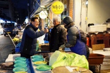 [포토]유덕열 동대문구청장, 설 앞두고 전통시장 찾아 민생 살펴  - 아시아경제 [포토]유덕열 동대문구청장, 설 앞두고 전통시장 찾아 민생 살펴 