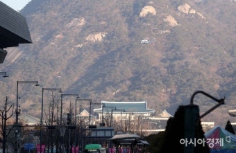 [포토]청와대 상공에 대통령 전용헬기 - 아시아경제 [포토]청와대 상공에 대통령 전용헬기