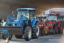 [포토]농기계 앞 경계 근무 - 아시아경제 [포토]농기계 앞 경계 근무  - 아시아경제