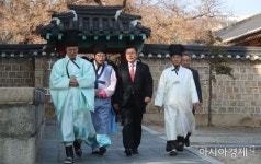 [포토] 성균관 찾은 종로 출마 황교안 - 아시아경제