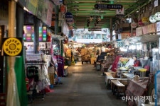 [포토]코로나19 여파에 한산한 전통시장 - 아시아경제
