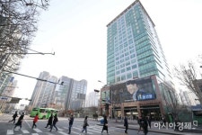[포토]코로나19 집단 감염 코리아빌딩 앞 출근길 시민들 - 아시아경제 [포토]코로나19 집단 감염 코리아빌딩 앞 출근길 시민들  - 아시아경제