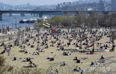 [포토] 사회적 거리두기에도 붐비는 한강공원 - 아시아경제