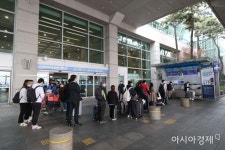 [포토]공항버스 표 구매하는 해외 입국자들 - 아시아경제 [포토]공항버스 표 구매하는 해외 입국자들  - 아시아경제