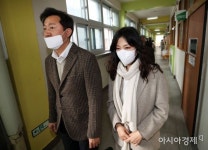 [포토] 부인과 투표 마치고 이동하는 오세훈 후보 - 아시아경제 [포토] 부인과 투표 마치고 이동하는 오세훈 후보  - 아시아경제