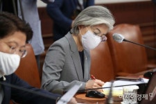 [포토]정세균 총리 발언 듣는 강경화 외교부 장관  - 아시아경제 [포토]정세균 총리 발언 듣는 강경화 외교부 장관 