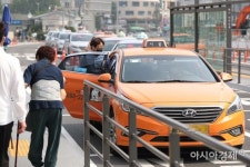 4차 추경發 지원, 택시기사 받을 수 있을까…법인은 NO·개인은 YES - 아시아경제