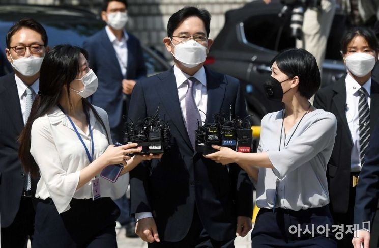 서초구 대검찰청, 윤석열 배우자 김건희 여사 명품 가방 수수 혐의 결정 논의