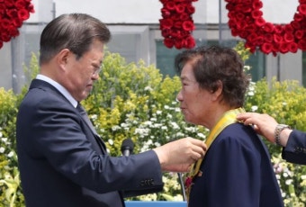 文, 박종철 열사 숨진 '대공분실 509호' 찾아 헌화…현직 대통령 처음(종합) - 아시아경제 文, 박종철 열사 숨진 '대공분실 509호' 찾아 헌화...