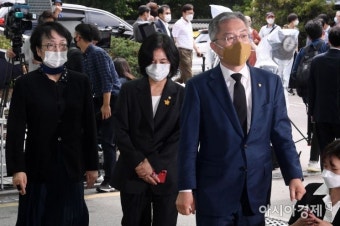 [포토] 빈소 향하는 최강욱 대표 - 아시아경제 [포토] 빈소 향하는 최강욱 대표
