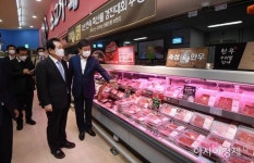 [포토] 축산 매장 둘러보는 정세균 총리 - 아시아경제