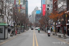 [포토]신촌 대학가 코로나19 비상, 한산한 연세로 - 아시아경제 [포토]신촌 대학가 코로나19 비상, 한산한 연세로  - 아시아경제