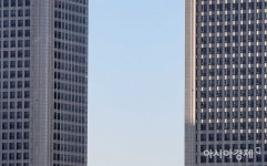 [포토]빌딩 사이 모습 드러낸 파란하늘 - 아시아경제