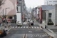 [포토]코로나19 공포에 한산한 이대 먹자골목 - 아시아경제 [포토]코로나19 공포에 한산한 이대 먹자골목  - 아시아경제