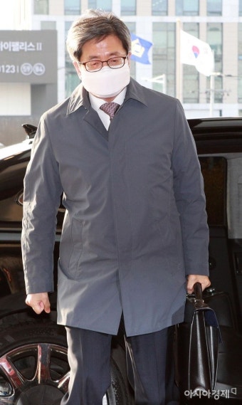 [포토] 김명수 대법원장 출근길 - 아시아경제 [포토] 김명수 대법원장 출근길