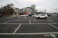 [포토]한산한 만남의광장 휴게소 주차장 - 아시아경제 [포토]한산한 만남의광장 휴게소 주차장  - 아시아경제
