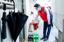 [포토]이정훈 강동구청장, 노인복지관 찾아 어르신맞이 봉사활동 펼쳐 - 아시아경제 [포토]이정훈 강동구청장, 노인복지관 찾아 어르신맞이... 