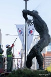 [포토]봄 맞이 조형물 세척 - 아시아경제