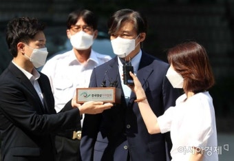 [포토]질문 받는 조국 전 장관  - 아시아경제 [포토]질문 받는 조국 전 장관