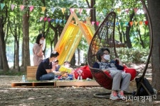 [포토]양재천근린공원에서 피하는 폭염 - 아시아경제