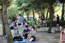 [포토] 폭염과 코로나19로 이중고 겪는 시민과 의료진 … 창원시 용지문화공원·가음정동 선별진료소 풍경 - 아시아경제