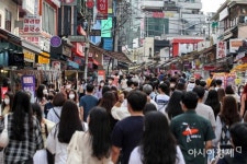 [포토]주말 맞아 홍대 인근 거리 찾은 시민들 - 아시아경제
