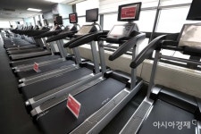 런닝머신 켜진줄 모르고 탔다가 꽈당…누구 책임?