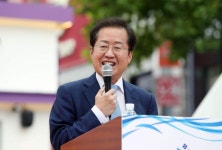 홍준표, ‘박정희 공항’ 이름 짓겠다 … ‘가덕’은 김영삼, ‘무안’은 김대중 공항으로 - 아시아경제