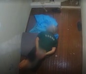 새우꺾기 자세로 고문당했다...외국인보호소 자해 막기위한 것 - 아시아경제