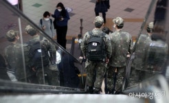 [포토] 연천 군부대 46명 무더기 확진… 89% 백신 맞은 ‘돌파감염’ - 아시아경제