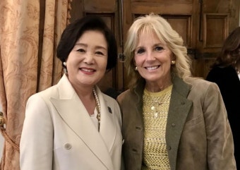 질 바이든 여사와 대화 나눈 김정숙 여사…