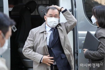 [포토]화천대유 대주주 김만배 씨 영장실질심사 - 아시아경제 [포토]화천대유 대주주 김만배 씨 영장실질심사