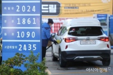 유류세 인하 D+2, 평균 14.1원 ↓…11월 둘째주 휘발윳값 1807원원 - 아시아경제 유류세 인하 D+2, 평균 14.1원 ↓…11월 둘째주 휘발윳값... 
