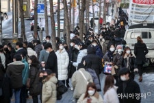 [포토]시민들로 북적이는 홍대 인근 거리 - 아시아경제
