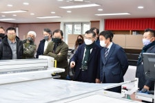 중랑구, 최첨단 자동재단 시스템 갖춘 패션봉제 공용장비실 확대 조성 - 아시아경제
