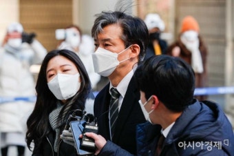 [포토]취재진 질문 받는 조국 전 법무부 장관 - 아시아경제 [포토]취재진 질문 받는 조국 전 법무부 장관