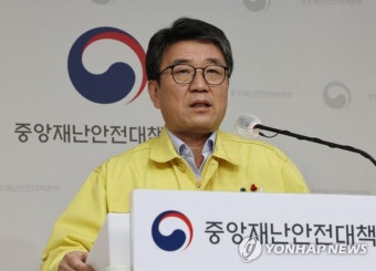 확진자 수 10만명 눈앞…재택치료 받는 복지부 차관도 