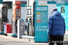 서민 허리휘는 이유 있었네…3월 휘발윳값, 국제유가보다 ℓ당 113원 더 올랐다 - 아시아경제 서민 허리휘는 이유 있었네…3월 휘발윳값... 