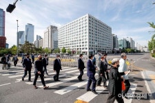 [포토]취임식장으로 이동하는 시민들 - 아시아경제