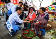 [포토] 이천 관고전통시장 찾은 김동연 후보 - 아시아경제
