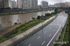 [포토]많은 비에 동부간선도로 전면 통제 - 아시아경제 [포토]많은 비에 동부간선도로 전면 통제  - 아시아경제