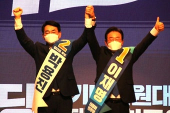 [포토] 인사하는 이재명·박용진 민주당 당대표 후보들 - 아시아경제 [포토] 인사하는 이재명·박용진 민주당 당대표 후보들