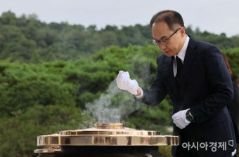 [포토] 현충원 찾은 이원석 신임 검찰총장 - 아시아경제 [포토] 현충원 찾은 이원석 신임 검찰총장