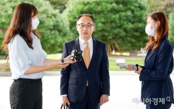 [포토]취재진 질문에 답하고 있는 이원석 검찰총장 - 아시아경제 [포토]취재진 질문에 답하고 있는 이원석 검찰총장